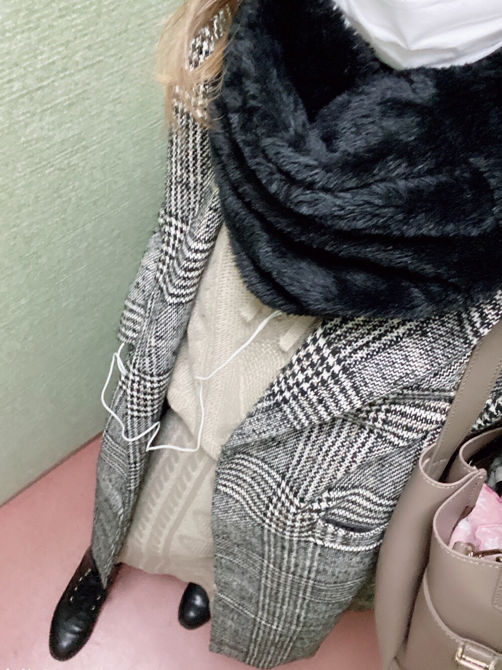 「お洒落さんとつながりたい、モカ、低身長、プチプラコーデ、チェックコート、ケーブルニット、低身長コーデ、いいね、save、フォローお願いします🤑、セットアップ」｜「GRLのケーブル編みフード付きセットアップ（セットアップ、ベージュ系）」を使った、islandtailさん（レディース・150cm）の冬コーディネートの1枚目の写真