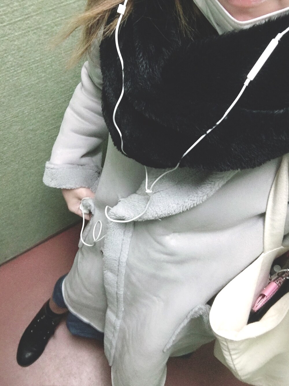 ブラック系のブーツ、グレー系のムートンコート、ブルー系のスカートを着用したレディースの冬コーディネートの1枚目の写真