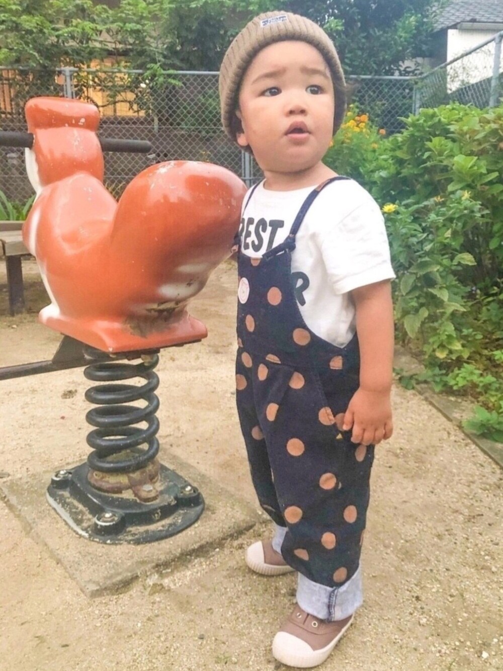 ホワイト系のTシャツ/カットソー、ブルー系のオールインワン・サロペット、ブラウン系のスリッポンを着用したキッズの秋コーディネートの1枚目の写真