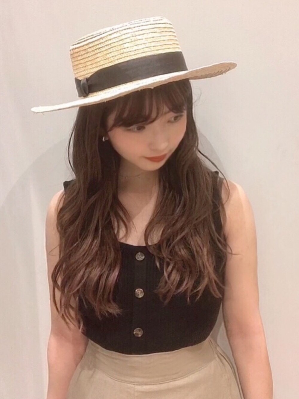 「夏コーデ、ストローハット、カンカン帽、麦わら帽子、ノースリーブ、ノースリーブニット、アースミュージック＆エコロジー、earth music&ecology、ラクチンコーデ、シンプル」｜「earth music&ecologyのストローカンカンハット ＊（ハット、ベージュ系）」を使った、NATSUKI SATOさん（レディース・160cm）の夏コーディネートの1枚目の写真