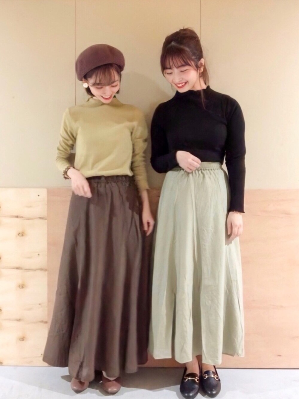 「秋のコーデ、マーメイドスカート、シンプルコーデ、メロートップス、ベレー帽、オトナカジュアル、アースミュージック＆エコロジー、earth music&ecology、ローファー」｜「earth music&ecologyの綺麗マーメイドスカート ＊（スカート、ブラウン系）」を使った、NATSUKI SATOさん（レディース・162cm）の秋コーディネートの1枚目の写真