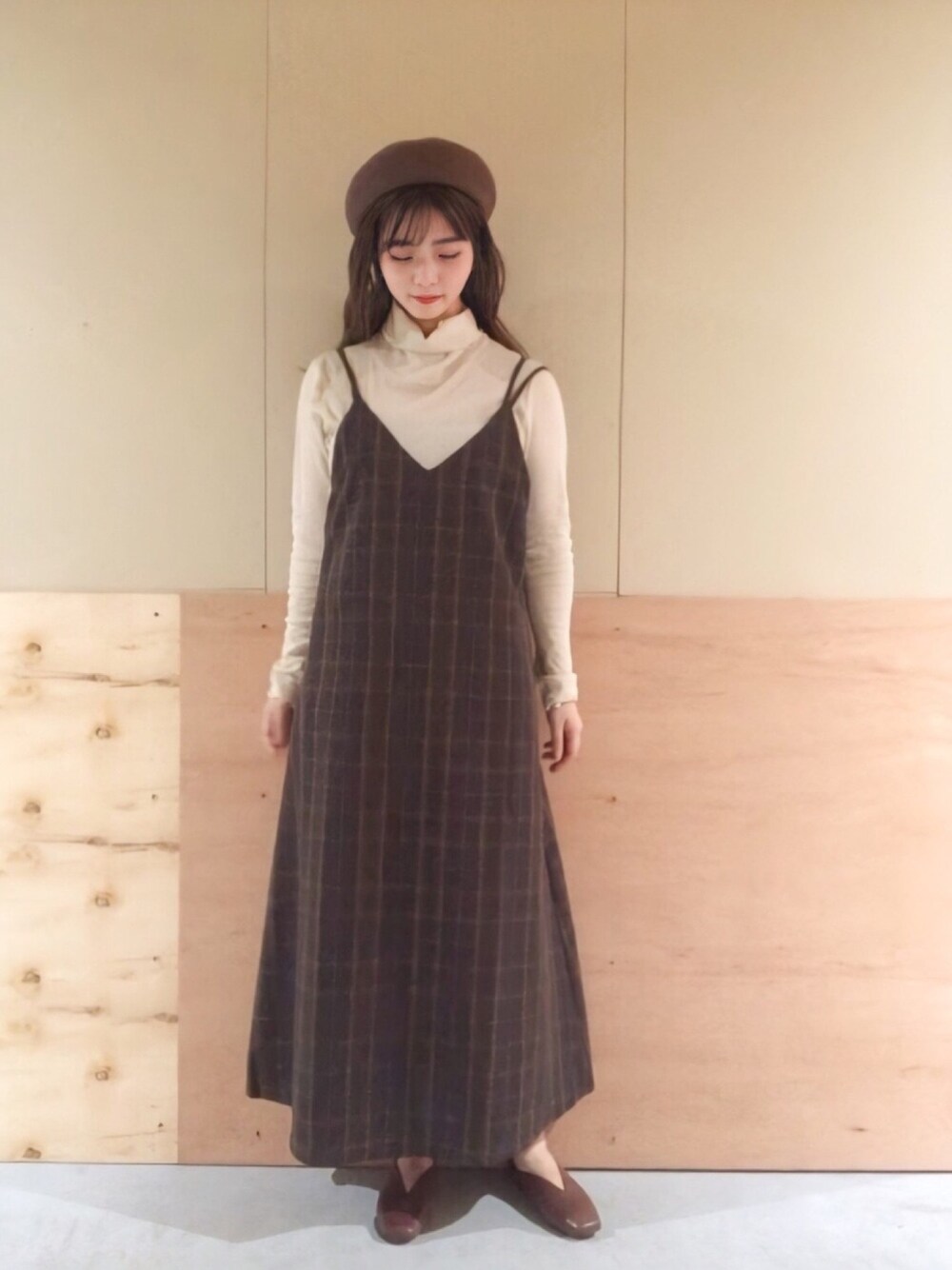 「タートルネック、シアートップス、チェック、キャミワンピ、チェック柄、ベレー帽、秋のカフェオレコーデ、秋のブラウンスタイル、アースミュージック＆エコロジー、earth music&ecology」｜「earth music&ecologyのバッククロスキャミワンピース（ワンピース、ブラウン系）」を使った、NATSUKI SATOさん（レディース・162cm）の秋コーディネートの1枚目の写真