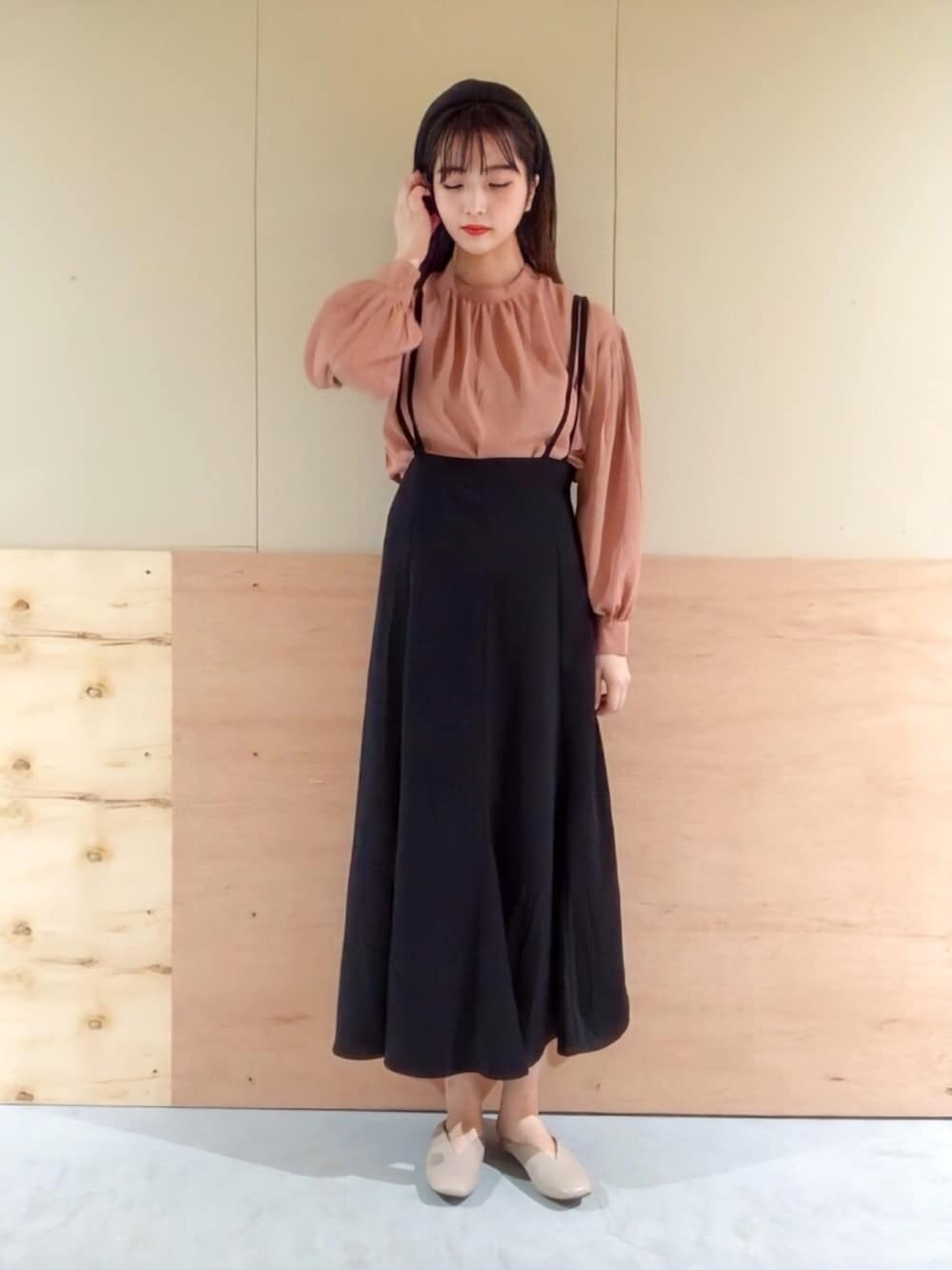 「セットアイテム、キャミワンピース、マーメイドライン、大人カジュアル、ワンピース、オレンジコーデ、アースミュージック＆エコロジー、earth music&ecology、時短アイテム、時短コーデ」｜「earth music&ecologyのSET2点キャミワンピース+ブラウス（ワンピース、ブラック系）」を使った、NATSUKI SATOさん（レディース・162cm）の秋コーディネートの1枚目の写真