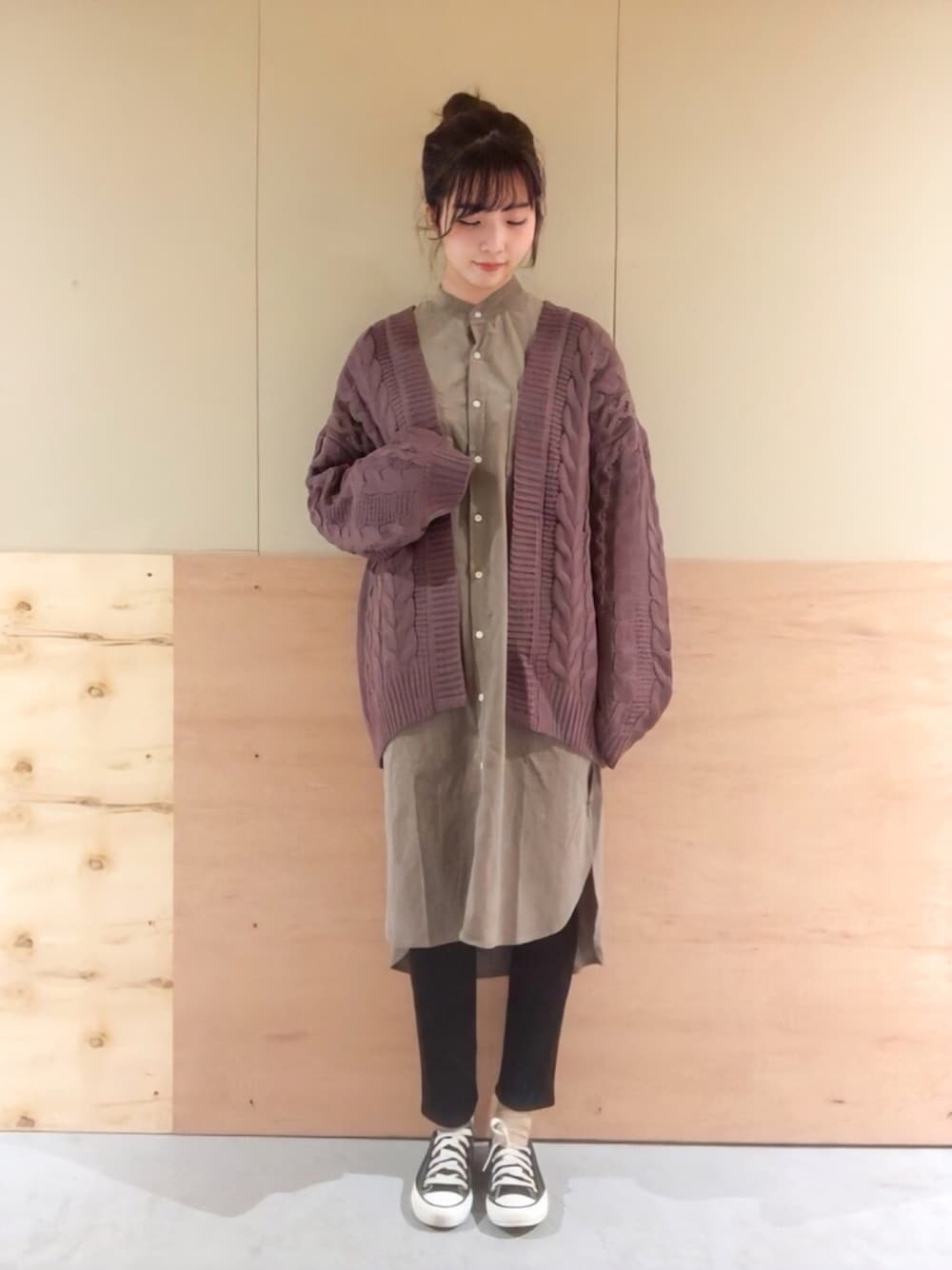 パープル系のカーディガン/ボレロ、ブラウン系のワンピース、ブラック系のその他パンツを着用したレディースの秋コーディネートの1枚目の写真