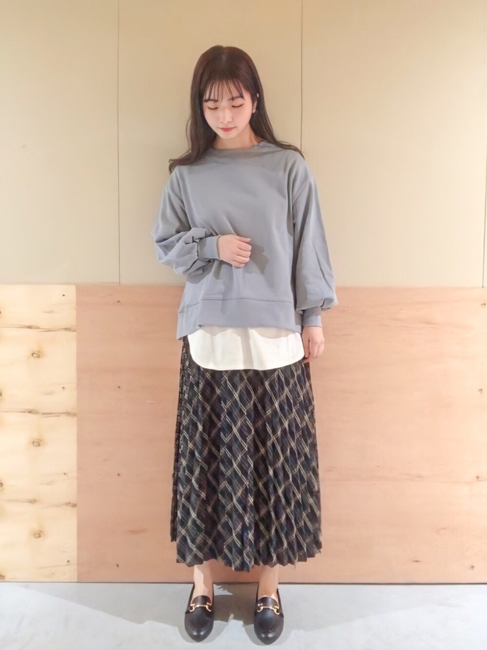 「サックスブルー、レイヤードスタイル、パーカー、パーカーコーデ、パーカー×シャツ、プリーツスカート、チェックスカート、くすみブルー、ローファー、アースミュージック＆エコロジー」｜「earth music&ecologyのオーガニックコットン裏毛(クルー) ＊（スウェット、ブルー系）」を使った、NATSUKI SATOさん（レディース・162cm）の秋コーディネートの1枚目の写真