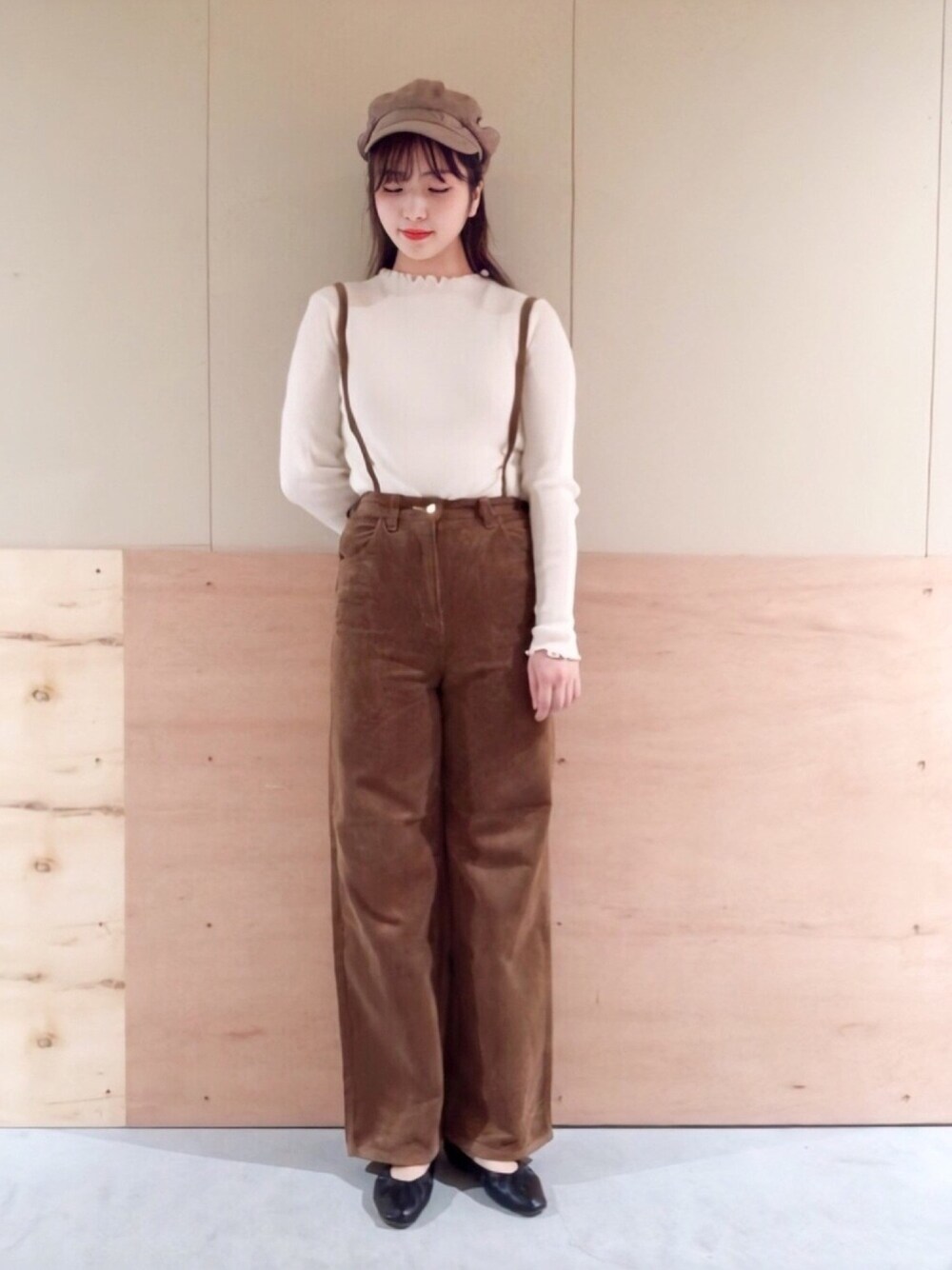 「サロペット、コーデュロイパンツ、LEE、コーデュロイ、キャスケット、キャスケットコーデ、スウェード、ブラウンコーデ、LEEコラボ、メロートップス」｜「earth music&ecologyのLee×earth コーデュロイワイドパンツ ＊＊（その他パンツ、ブラウン系）」を使った、NATSUKI SATOさん（レディース・162cm）の秋コーディネートの1枚目の写真