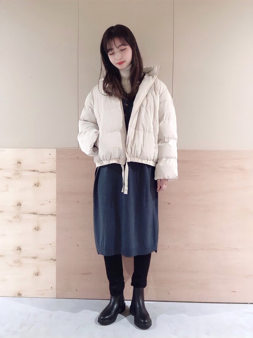 ホワイト系のブルゾン、ブルー系のワンピース、ブラック系のその他パンツを着用したレディースの秋コーディネートの1枚目の写真