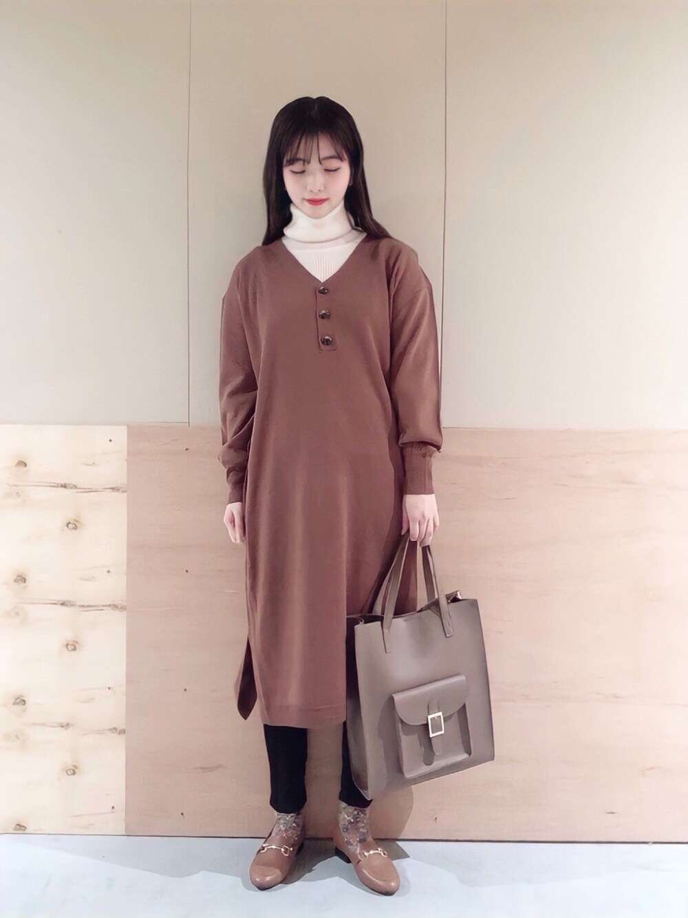 ブラウン系のワンピース、ホワイト系のニット/セーター、イエロー系のパンプスを着用したレディースの秋コーディネートの1枚目の写真