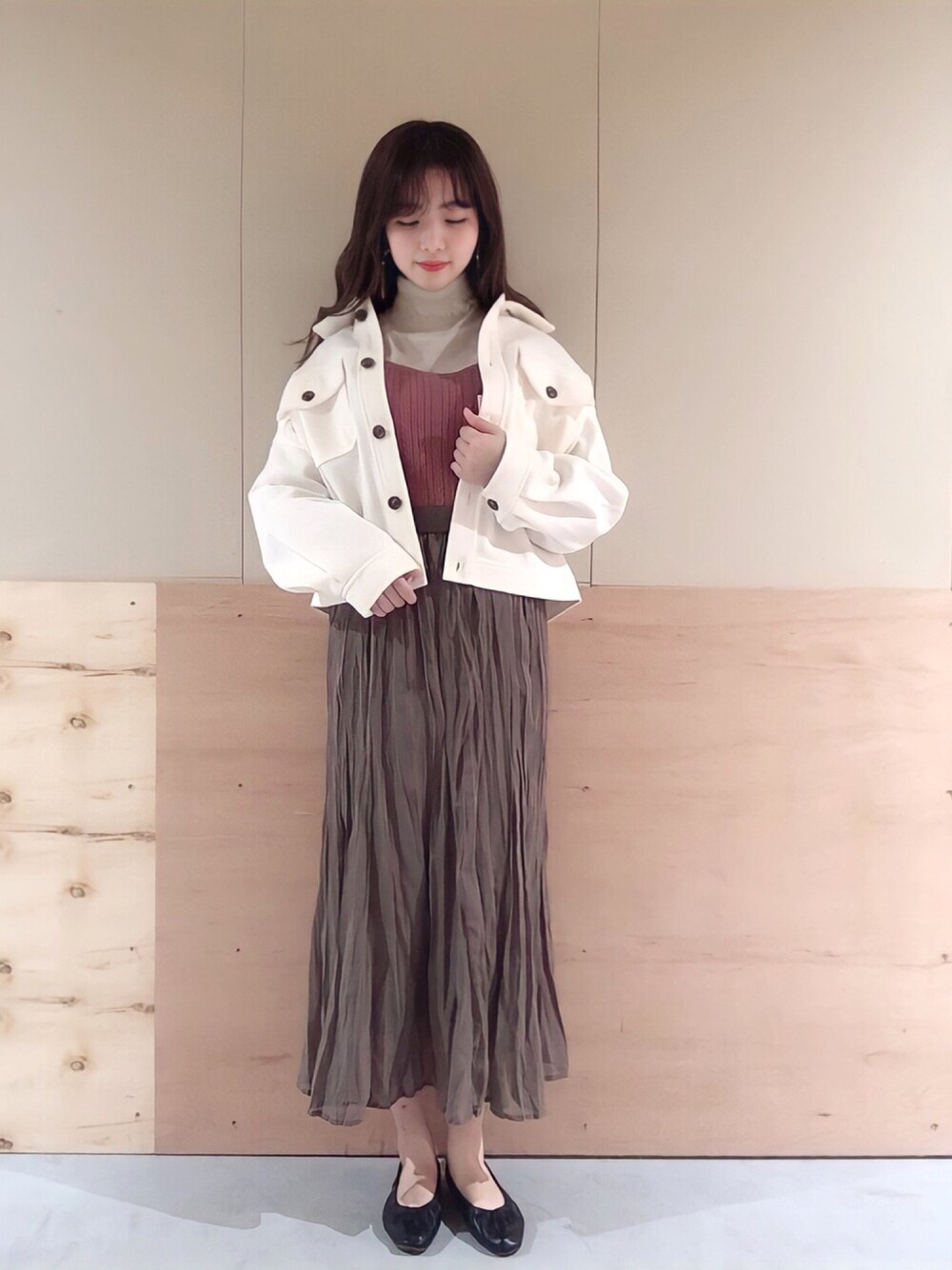 「CPOジャケット、CPOシャツ、ワッシャースカート、くすみカラー、スクエアネック(ネック)、ピンクコーデ、ピンクニット、メロートップス、シアー、プチプラコーデ」｜「earth music&ecologyのサテンワッシャースカート　＊（スカート、ブラウン系）」を使った、NATSUKI SATOさん（レディース・162cm）の秋コーディネートの1枚目の写真