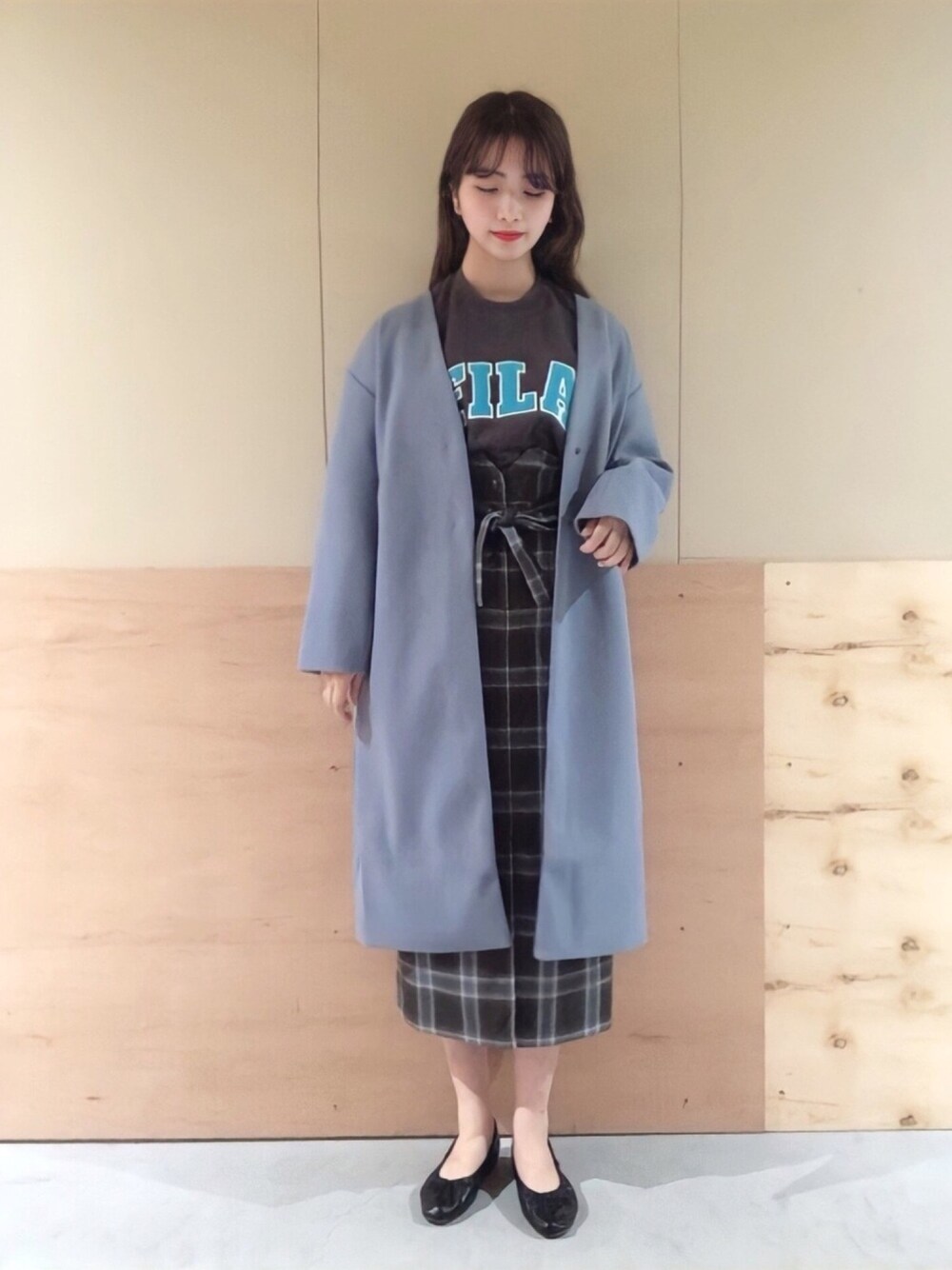 「コラボ、カラーコート、ロゴスウェット、チェックスカート、FILA、ブルーコーデ、サックスブルー、フィラ、BTS、Vネックコート」｜「earth music&ecologyのチェックナロースカート　＊（スカート、グレー系）」を使った、NATSUKI SATOさん（レディース・162cm）の冬コーディネートの1枚目の写真