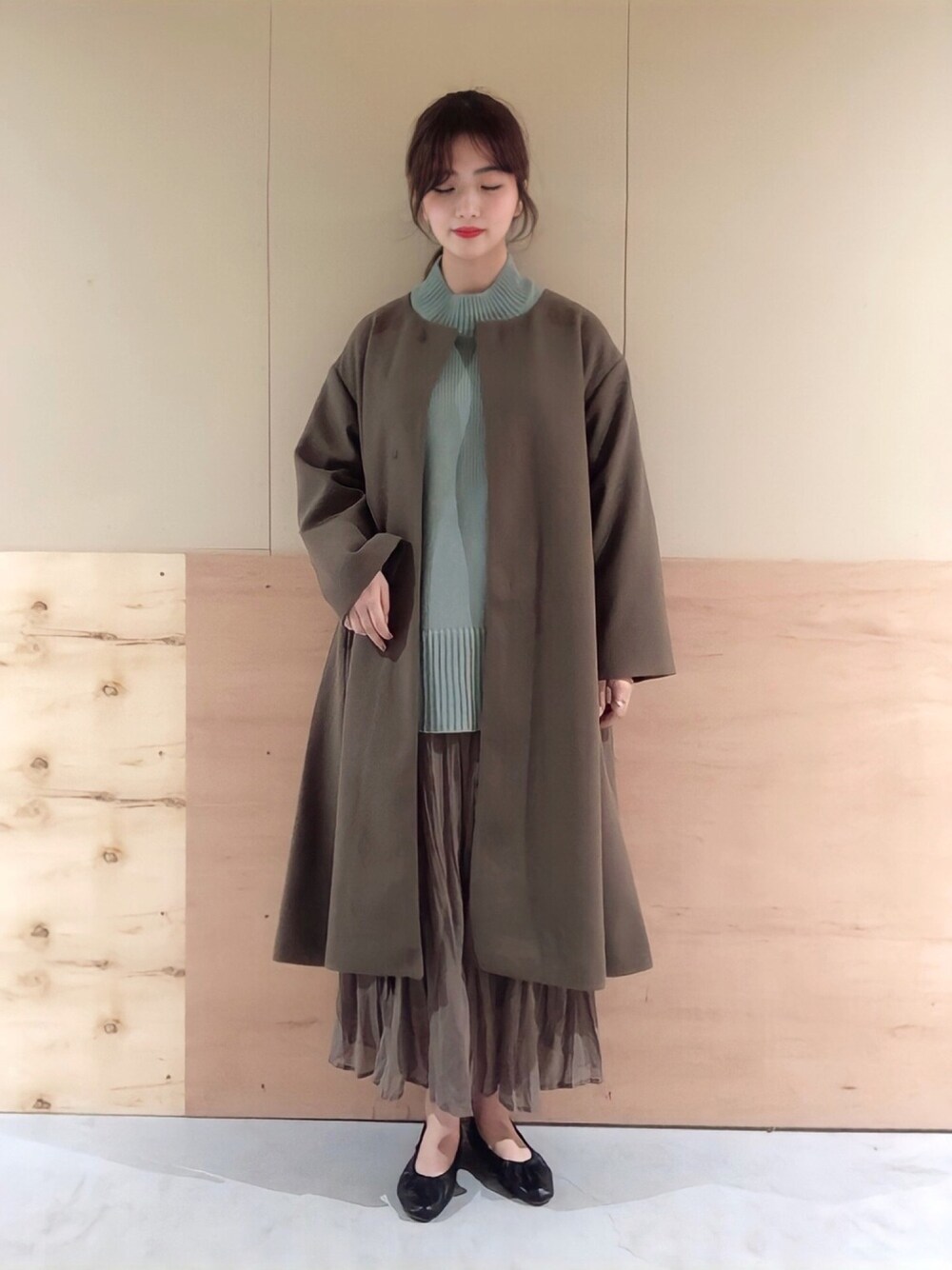 「Aラインコート、カラーニット、ロングコート、大人カジュアル、Aライン、ニットチュニック、ハイネックニット、サックスブルー、くすみカラー、ワッシャースカート」｜「earth music&ecologyのバックスリットハイネックニットプルオーバー　＊（ニット/セーター、ブルー系）」を使った、NATSUKI SATOさん（レディース・162cm）の冬コーディネートの1枚目の写真