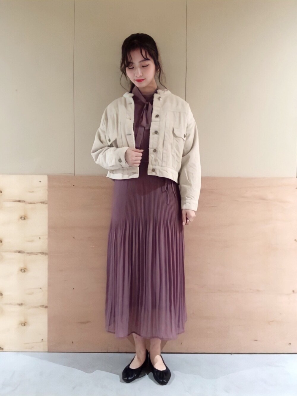 「ワンピース、ワントーンコーデ、デート、オケージョンワンピース、ピンクコーデ、コーデュロイジャケット、ガーリーコーデ、ガーリーカジュアル、裏ボア、ボウタイワンピース」｜「earth music&ecologyの2WAYリボン消しプリーツワンピース　＊（ワンピース、パープル系）」を使った、NATSUKI SATOさん（レディース・162cm）の冬コーディネートの1枚目の写真