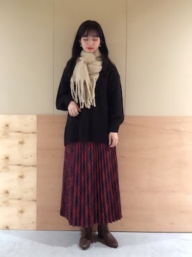 「earth music&ecology（アースミュージックアンドエコロジー）のフリンジストール　＊（マフラー）」を使った、NATSUKI SATOさん（レディース・162cm）の冬コーディネート