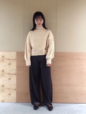「earth music&ecology（アースミュージックアンドエコロジー）のベロアプリーツストレートパンツ　＊（その他パンツ）」を使った、NATSUKI SATOさん（レディース・162cm）の冬コーディネート