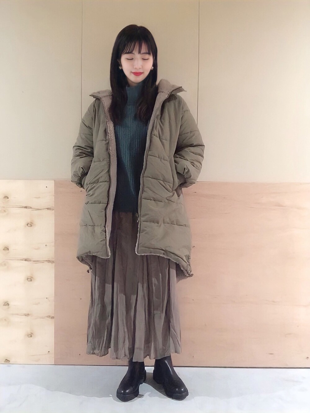 「シンプル、大人カジュアル、カジュアルコーデ、ニットコーデ、ボアブルゾン、リバーシブルブルゾン、リバーシブルボアブルゾン、ワッシャースカート」｜「earth music&ecologyの【Special Price】リバーシブル中綿ボアコート(ロング)（ジャケット/アウター、ブラウン系）」を使った、NATSUKI SATOさん（レディース・162cm）の冬コーディネートの1枚目の写真