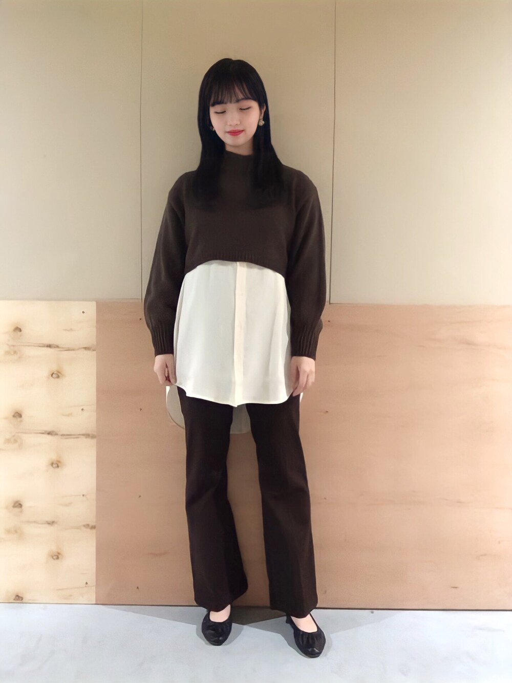 「レイヤードスタイル、バックリボン、シンプルコーデ、ショートニット、ブラウンコーデ、ショート丈トップス、シャツチュニック、ブラウンパンツ、ブラウンニット、バックリボンニット」｜「earth music&ecologyのバックリボンショートニットプルオーバー　＊（ニット/セーター、ブラウン系）」を使った、NATSUKI SATOさん（レディース・162cm）の冬コーディネートの1枚目の写真