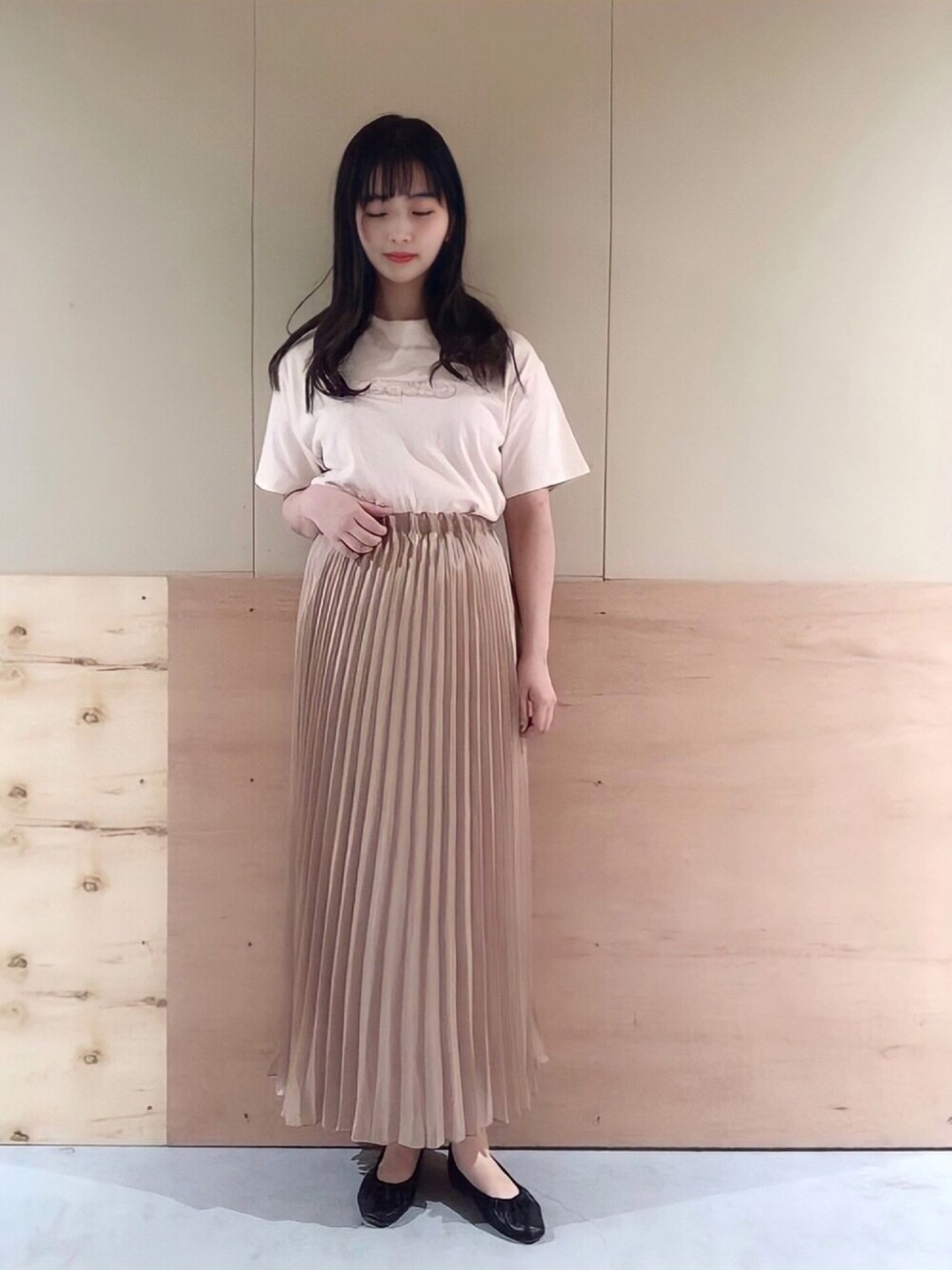 「SLURR、PR、キャスパー、コラボTシャツ、プリーツスカート、Tシャツ、ピンクコーデ、春色コーデ」｜「earth music&ecologyのシアープリーツスカート（スカート、ベージュ系）」を使った、NATSUKI SATOさん（レディース・162cm）の冬コーディネートの1枚目の写真