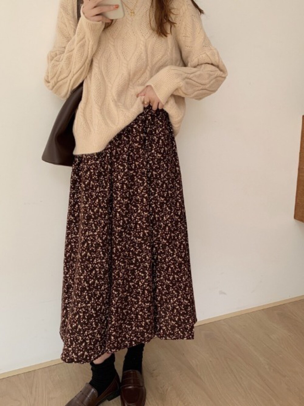 「emi+の小花柄ロングフレアスカート（スカート、ブラウン系）」を使った、ABITOKYOさん（レディース・162cm）の秋コーディネートの1枚目の写真