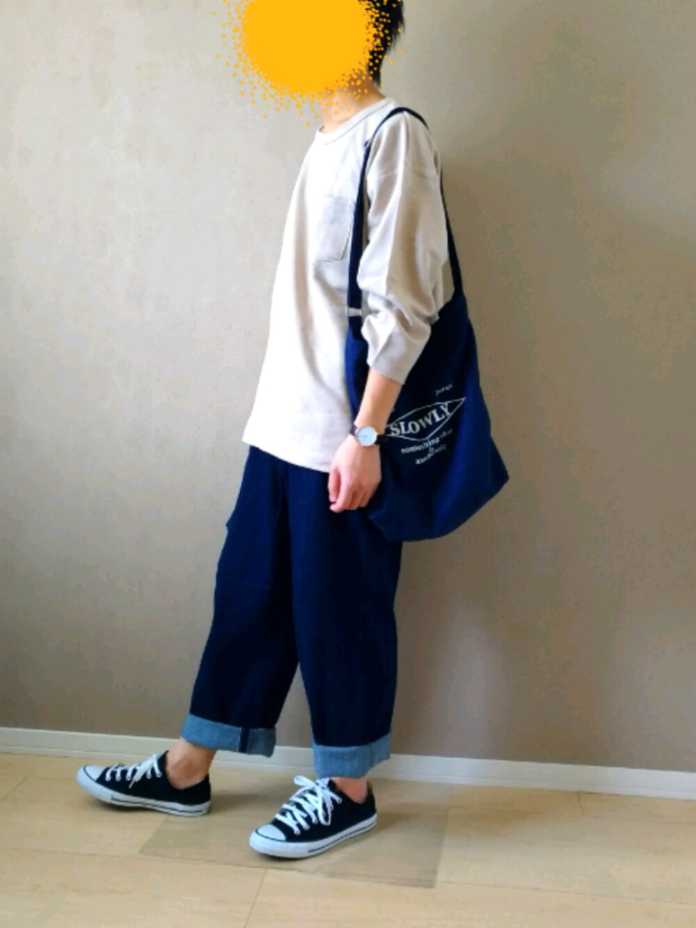 ベージュ系のTシャツ/カットソー、ブルー系のトートバッグ、ブルー系のその他パンツを着用したメンズの夏コーディネートの1枚目の写真
