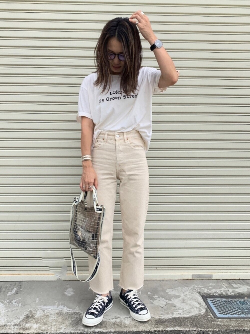 ホワイト系のTシャツ/カットソー、ブラック系のショルダーバッグ、ブラック系のアナログ腕時計を着用したレディースの秋コーディネートの1枚目の写真