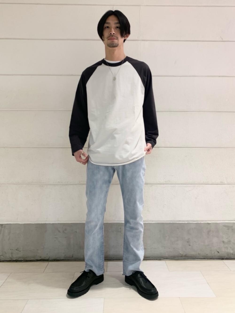 ブラック系のモカシン/デッキシューズ、ブルー系のデニムパンツ、グレー系のTシャツ/カットソーを着用したメンズの春コーディネートの1枚目の写真