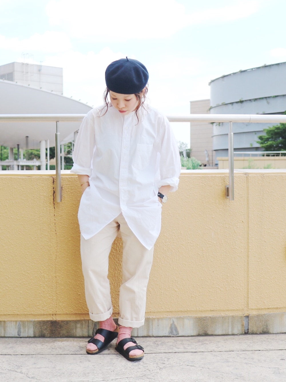 ピンク系のソックス/靴下を着用したレディースの夏コーディネートの1枚目の写真