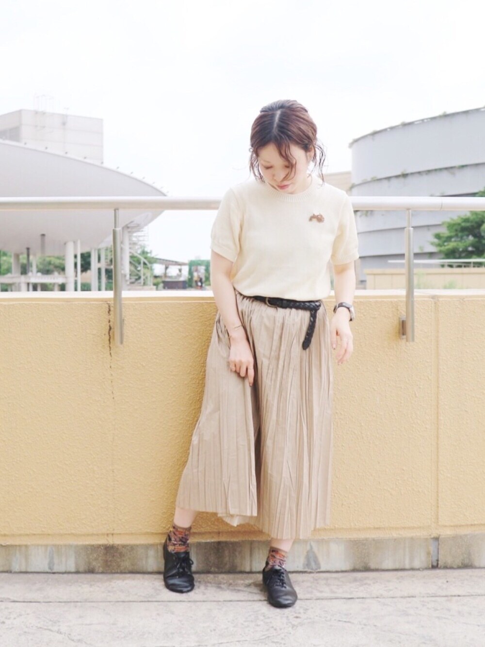「靴下屋、THIBAULT VAN DER STRAETE、LE GLAZIK 、repetto、ワントーンコーデ、プリーツスカート」｜「靴下屋の靴下屋/ ガーゼ調コブラン織り風花柄ショートソックス（ソックス/靴下、ブラウン系）」を使った、Miki.Nさん（レディース・148cm）の夏コーディネートの1枚目の写真