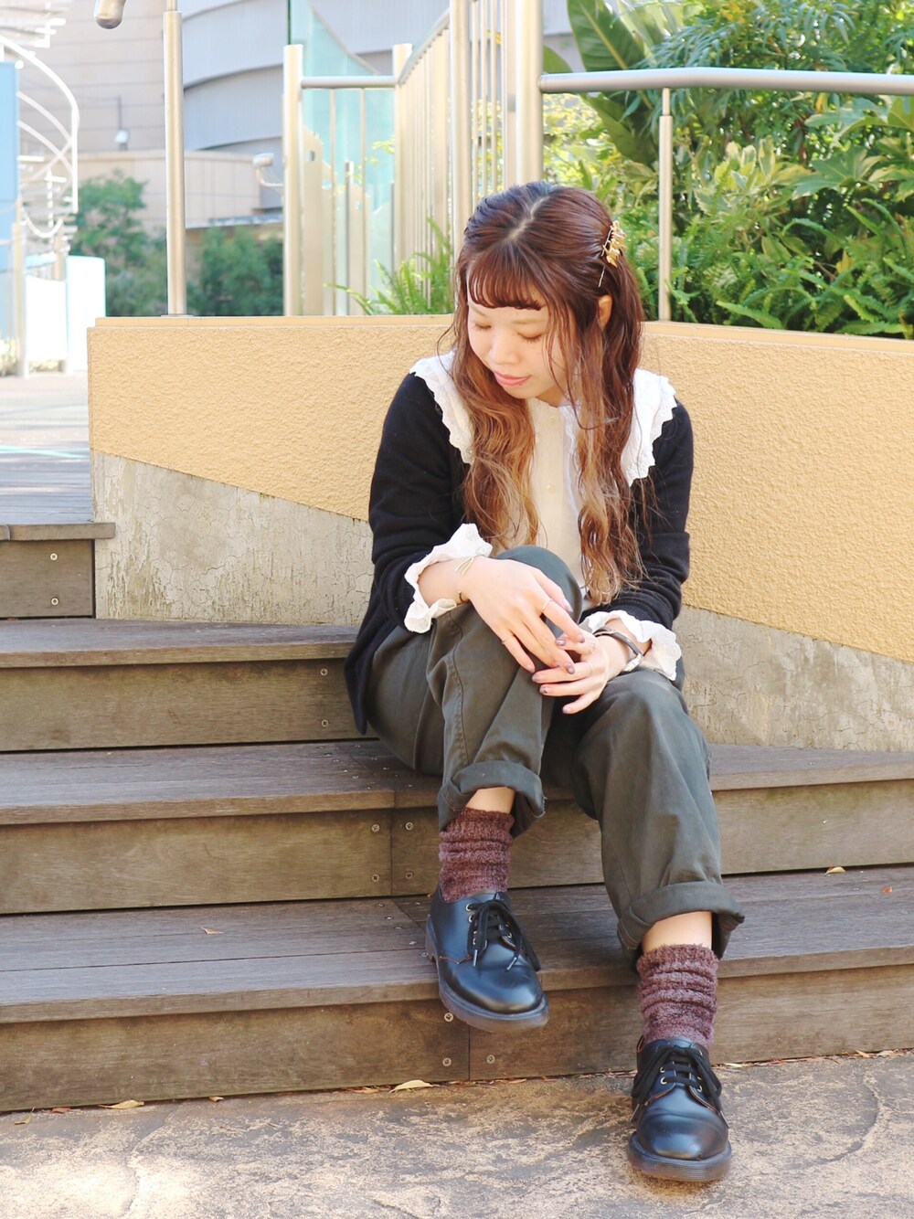 「靴下屋、OSHIMA REI、無印良品、UNIQLO、Dr.Martens、レースブラウス、チノパン、カジュアルコーデ」｜「靴下屋の靴下屋/ 針抜きザックリファーソックス（ソックス/靴下、グレー系）」を使った、Miki.Nさん（レディース・148cm）の秋コーディネートの1枚目の写真