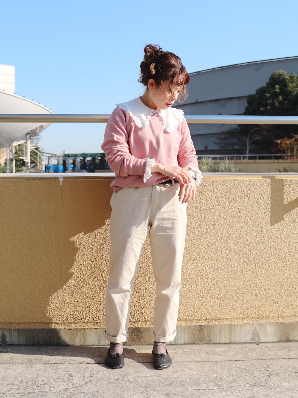 「靴下屋、OSHIMA REI、UNIQLO、YAECA、repetto、スウェット、チノパン、バレエシューズ、レースブラウス」｜「靴下屋の靴下屋/ チュール ピンドット柄クルー（ソックス/靴下、グレー系）」を使った、Miki.Nさん（レディース・148cm）の冬コーディネートの1枚目の写真