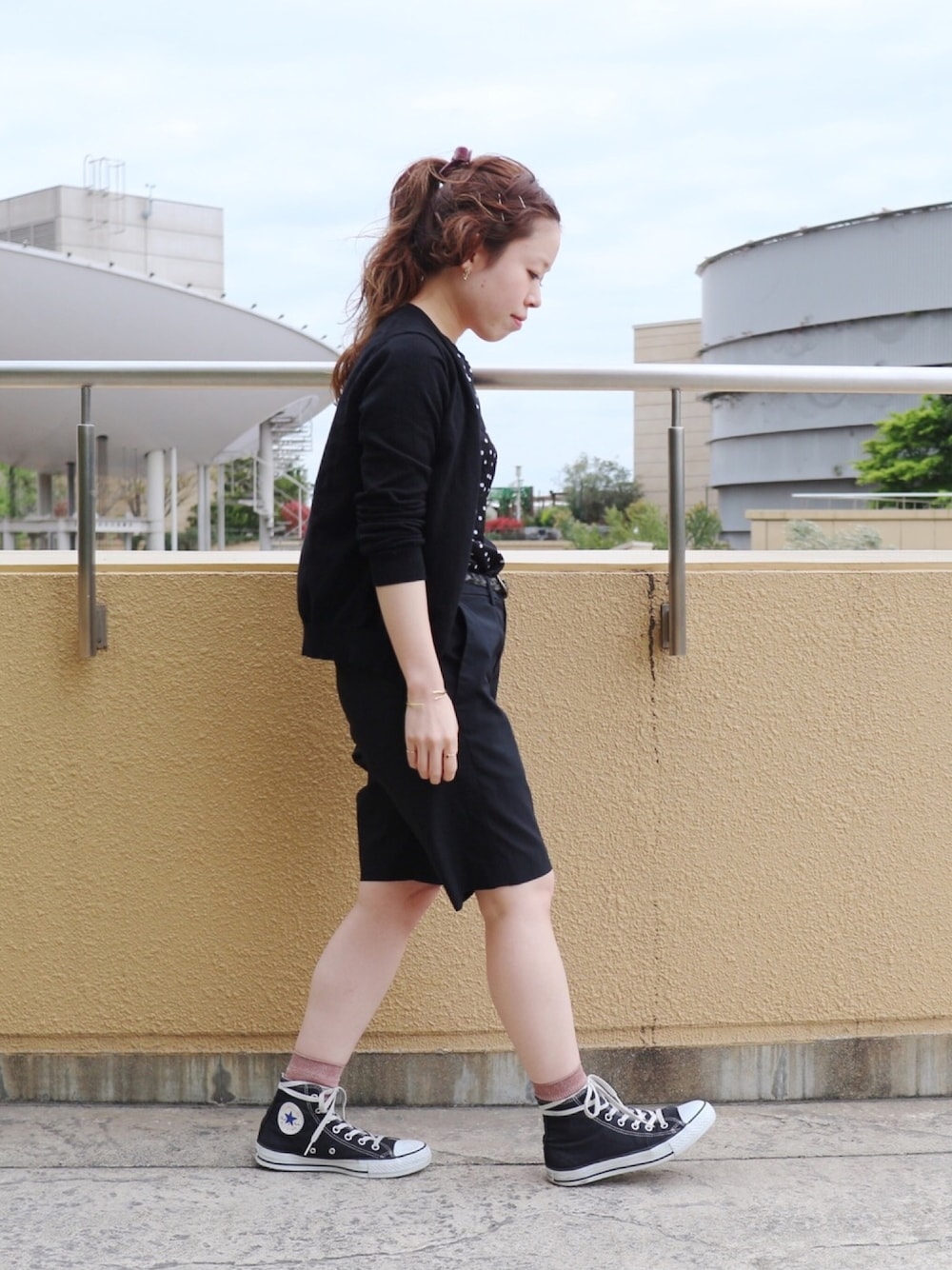 ピンク系のソックス/靴下を着用したレディースの春コーディネートの1枚目の写真