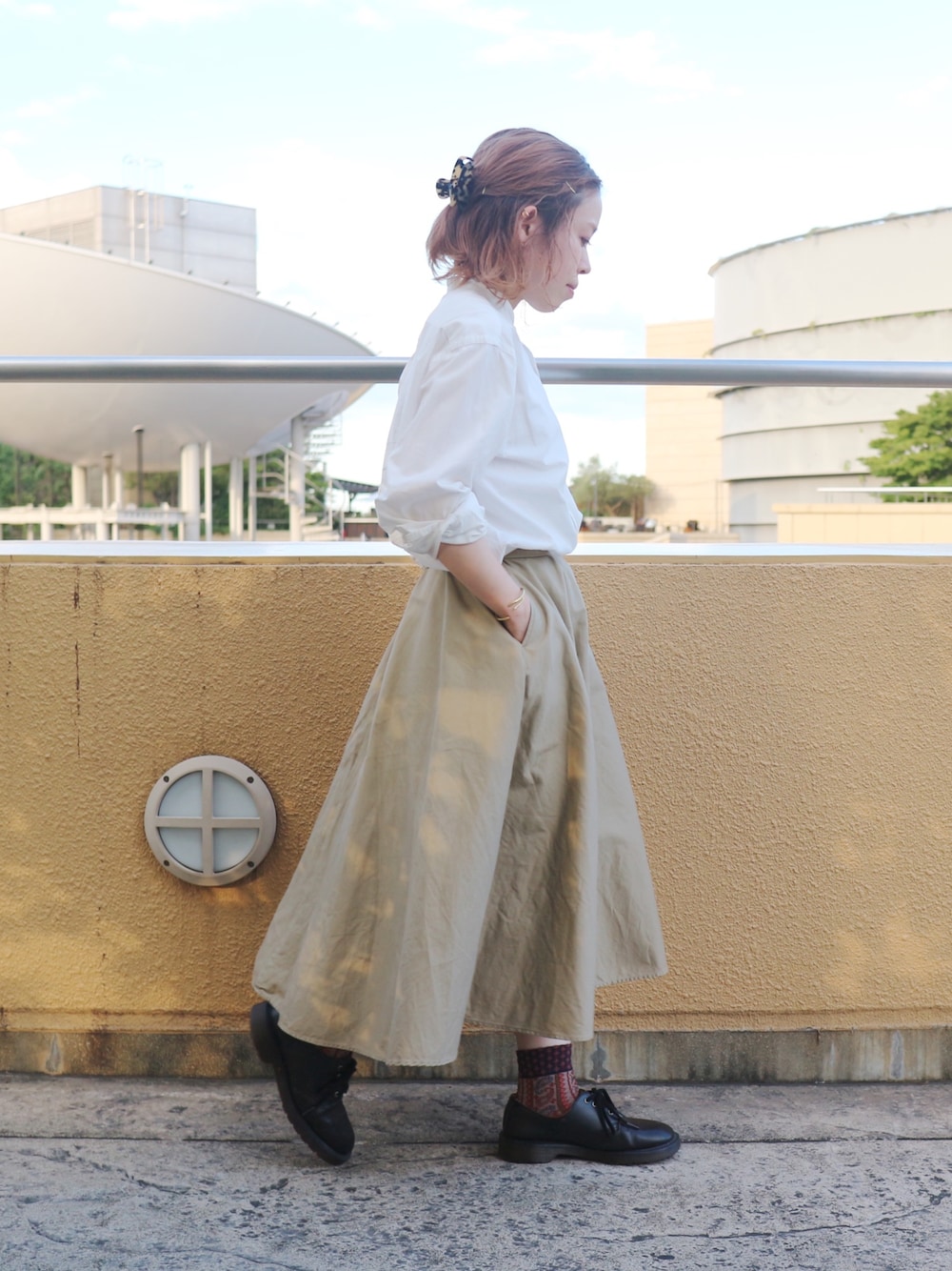 ベージュ系のソックス/靴下を着用したレディースの秋コーディネートの1枚目の写真