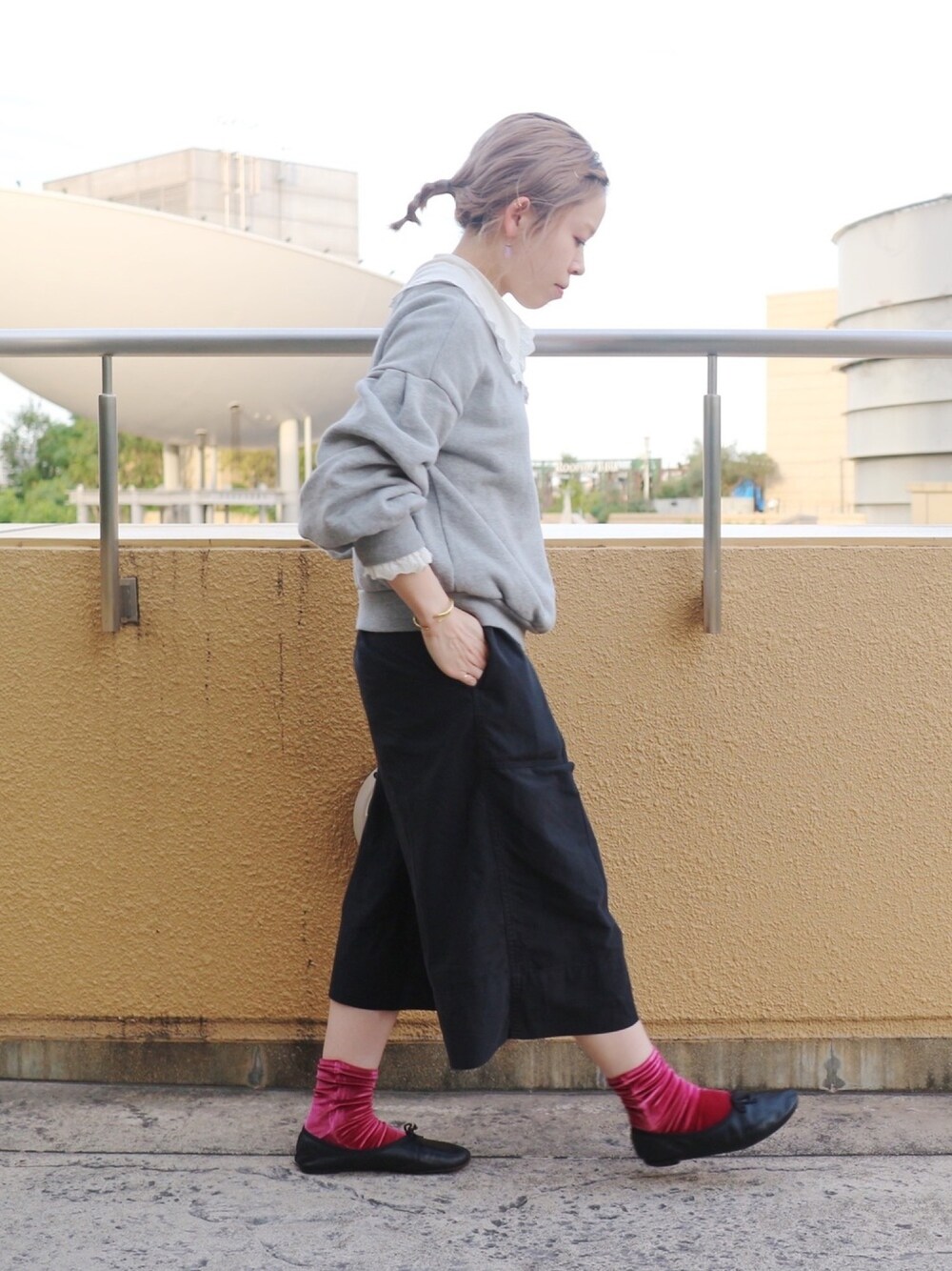 「tabio、OSHIMA REI、UNIQLO、repetto、差し色、スウェット、バレエシューズ、バレエシューズ×ソックス、カラーソックス、大人カジュアル」｜「TabioのTabio/ 縫製ベロアソックス　22.5～24.5㎝（ソックス/靴下、レッド系）」を使った、Miki.Nさん（レディース・148cm）の秋コーディネートの1枚目の写真