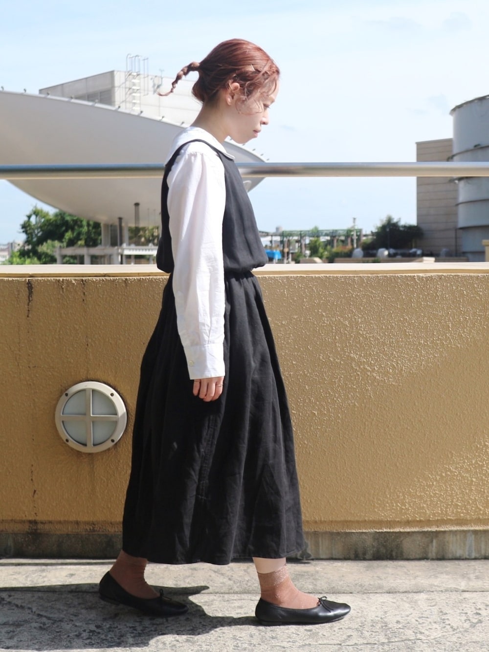 ピンク系のソックス/靴下を着用したレディースの秋コーディネートの1枚目の写真