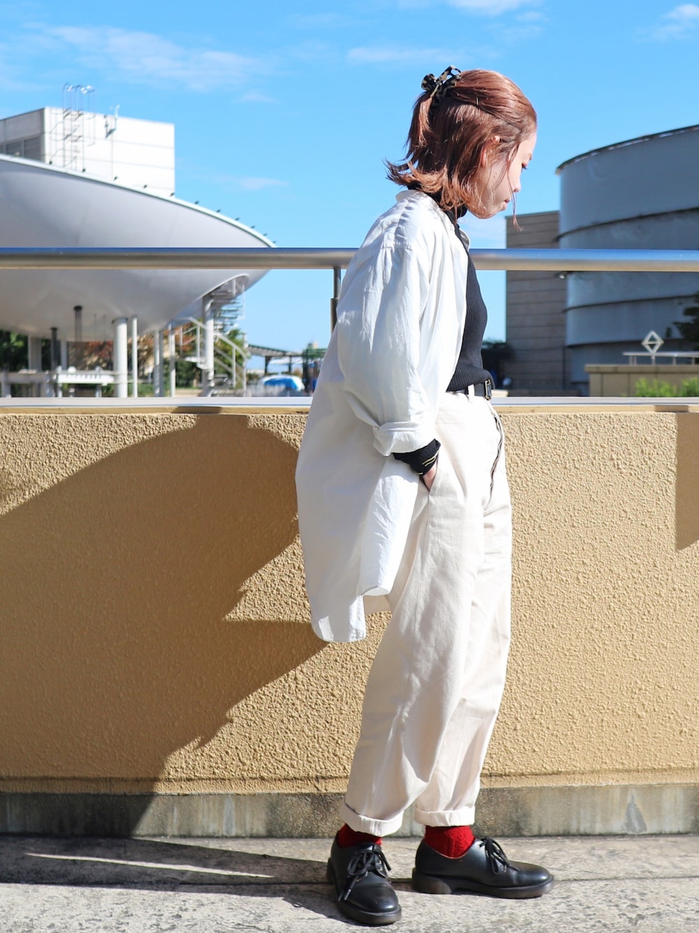 レッド系のソックス/靴下を着用したレディースの秋コーディネートの1枚目の写真