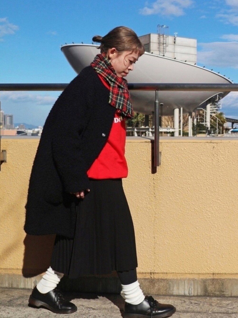 「靴下屋、united arrows、Dr.Martens、プリーツスカート、白ソックス、タイツ×靴下、コート、マフラー、マフラーぐるぐる、あったかコーデ」｜「靴下屋の【WOMEN】◆STORY 3月号掲載◆リブベタ ソックス　（ソックス/靴下、ホワイト系）」を使った、Miki.Nさん（レディース・148cm）の冬コーディネートの1枚目の写真
