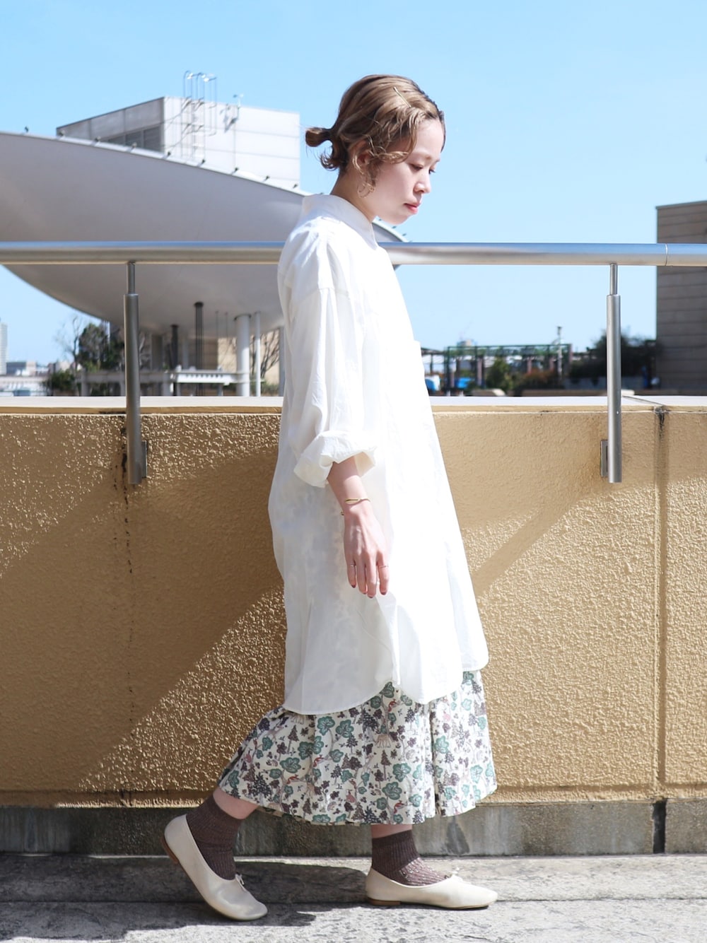 ベージュ系のソックス/靴下を着用したレディースの春コーディネートの1枚目の写真