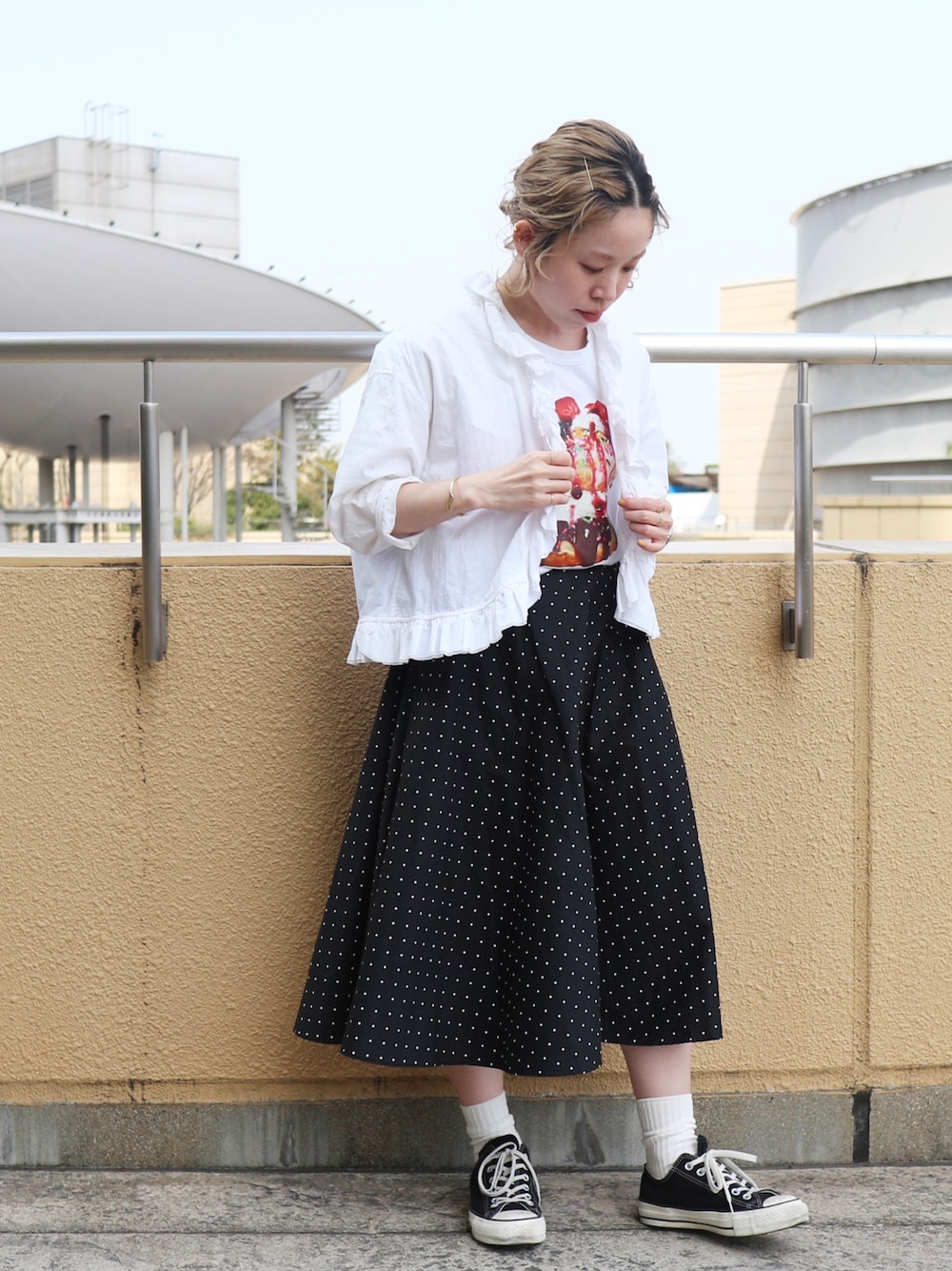 ホワイト系のソックス/靴下を着用したレディースの春コーディネートの1枚目の写真