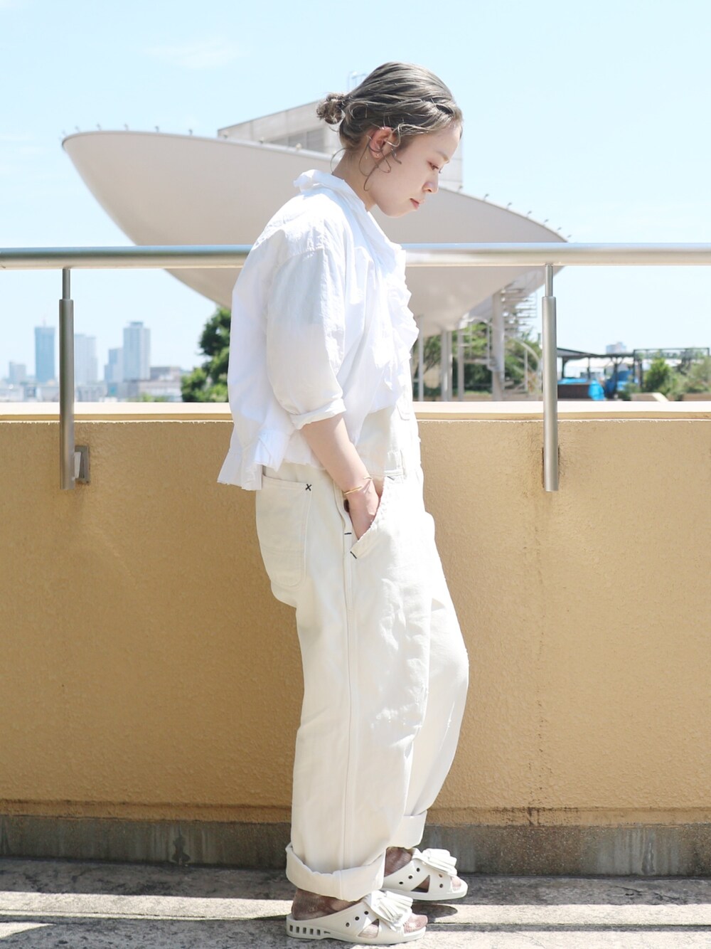 グレー系のソックス/靴下を着用したレディースの夏コーディネートの1枚目の写真