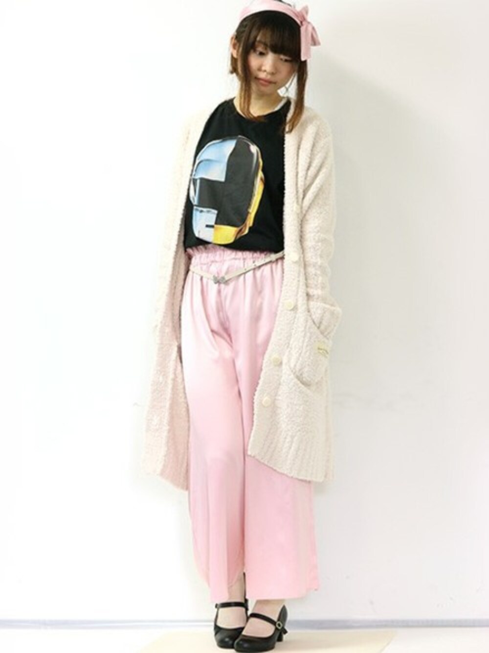 ピンク系のルームウェア/パジャマを着用したレディースの秋コーディネートの1枚目の写真