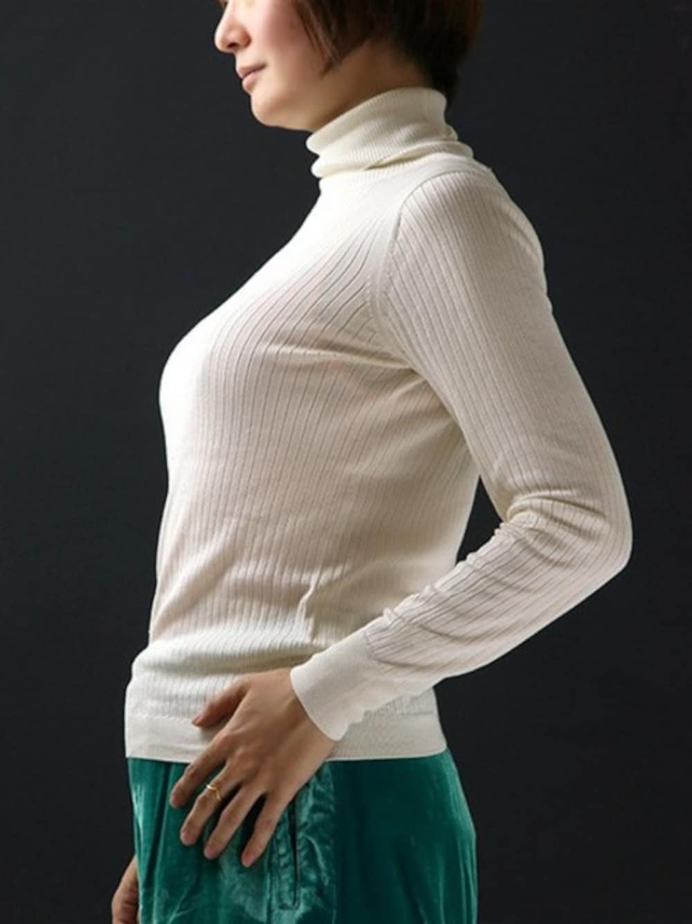 ピンク系のブラジャーを着用したレディースの秋コーディネートの1枚目の写真