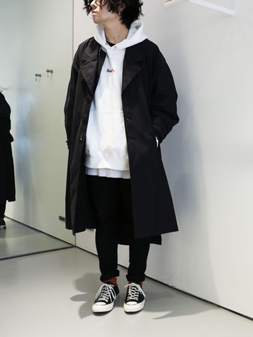 「コート、パーカー、converse、仙台、jieda、スキニーデニム、セレクトショップ、 ジエダ、CT70s、RPLC」｜「RPLC / EMBROIDERED BendEX HOODIE（パーカー、ホワイト系）」を使った、atticさん（メンズ・167cm）の冬コーディネートの1枚目の写真