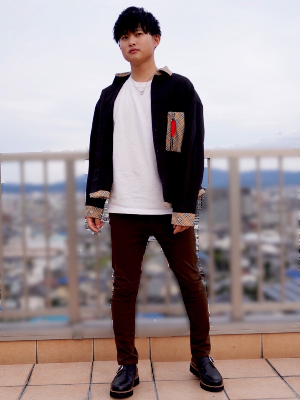 ブラック系のシャツ/ブラウス、ブラウン系のその他パンツ、ブラック系のドレスシューズを着用したメンズの秋コーディネートの1枚目の写真