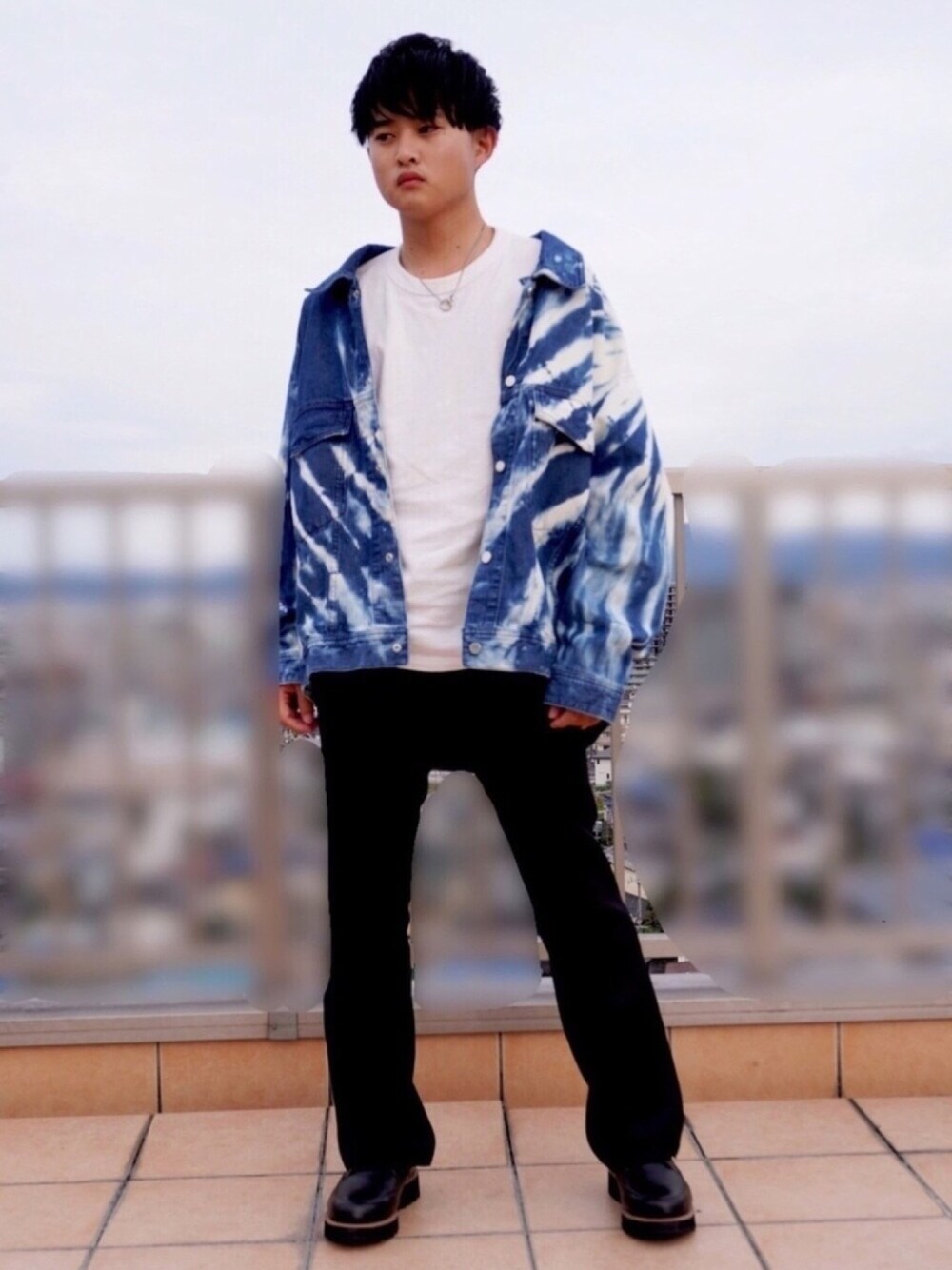 ブルー系のブルゾン、ブラック系のスラックス、ブラック系のドレスシューズを着用したメンズの秋コーディネートの1枚目の写真