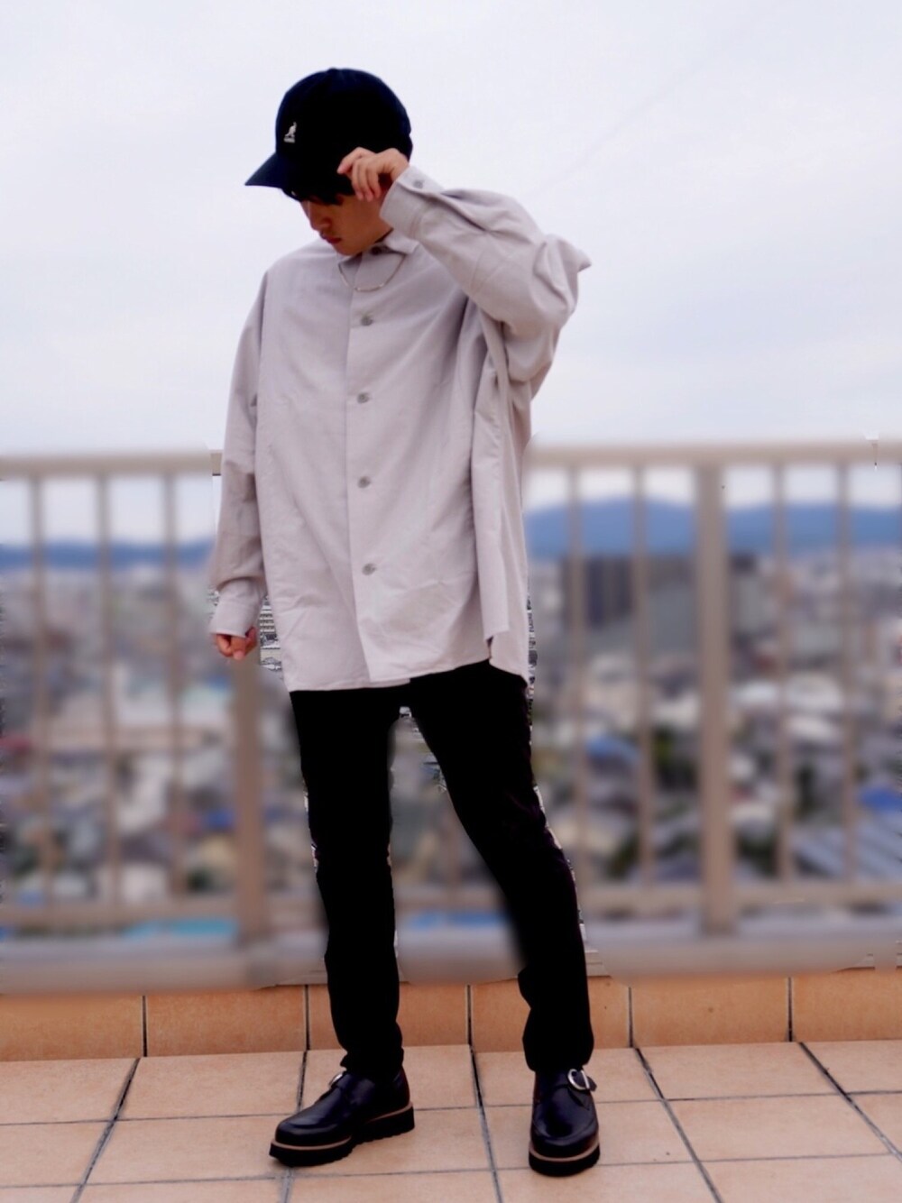 グレー系のシャツ/ブラウス、ブラック系のその他パンツ、ブラック系のドレスシューズを着用したメンズの秋コーディネートの1枚目の写真