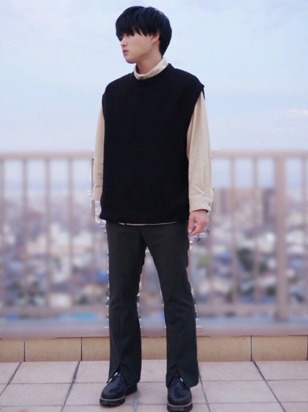 ゴールド系のシャツ/ブラウス、ブラック系のベスト、グリーン系のその他パンツを着用したメンズの秋コーディネートの1枚目の写真