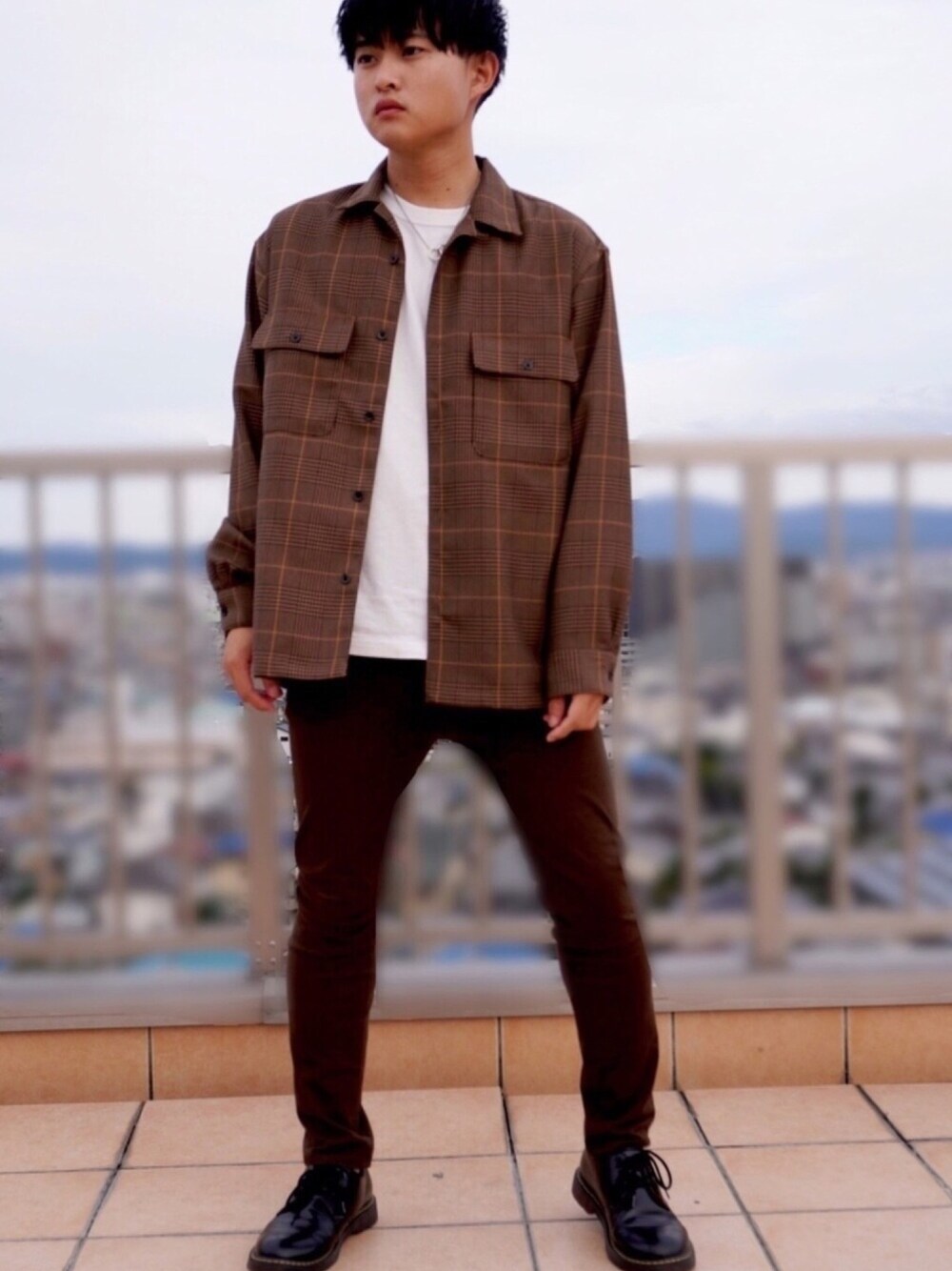 ブラウン系のシャツ/ブラウス、ブラウン系のその他パンツ、ブラック系のドレスシューズを着用したメンズの秋コーディネートの1枚目の写真