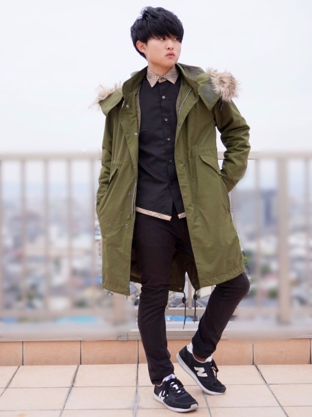 グリーン系のモッズコート、ブラック系のシャツ/ブラウス、ブラック系のその他パンツを着用したメンズの冬コーディネートの1枚目の写真