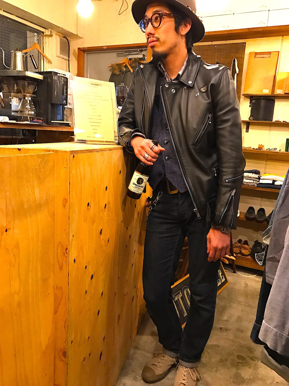 「はるコーデ、ライダースジャケット、ルイスレザー、黒スキニー、オトナカジュアル、スニーカー、ootd、fashion」｜「tsgdのアイテム（ハット、グレー系）」を使った、Hirokazu Kodamaさん（メンズ・178cm）の春コーディネートの1枚目の写真