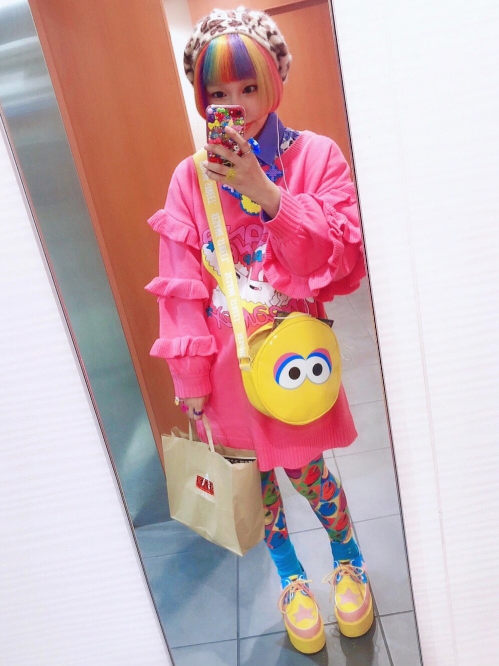 「原宿系、デコラ、カラフル、Kawaii、galaxxxy、ピンクニット、シャツ×ニット、ひょう柄、ベレー帽、YOSUKE」｜「galaxxxyのフリル袖BANANAニット（ニット/セーター、ピンク系）」を使った、糸内ノマ実さん（レディース・151cm）の秋コーディネートの1枚目の写真