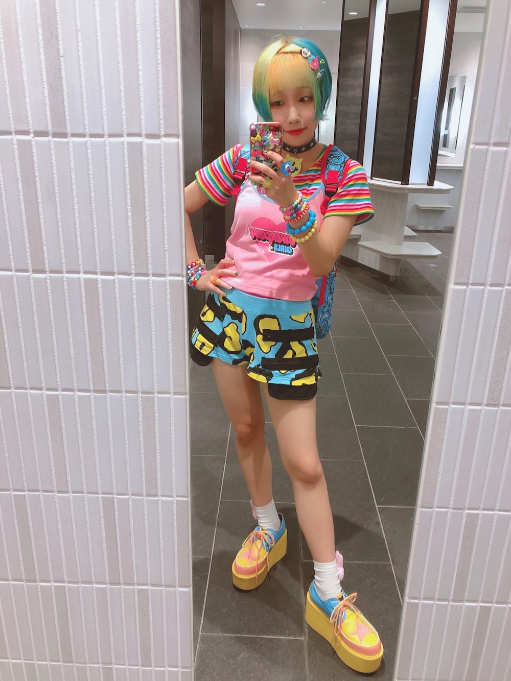 「ボーダートップス、キャミソール、WEGO、galaxxxy、低身長コーデ、足長効果、ショートヘア、原宿系、デコラ、カラフル」｜「YOSUKEのアイテム（スニーカー、イエロー系）」を使った、糸内ノマ実さん（レディース・151cm）の秋コーディネートの1枚目の写真